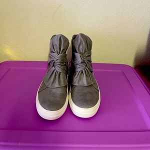 Cute grey booties with bow